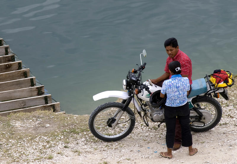 Two guatamalians chatting by the lake